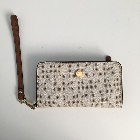 Michael Kors Handbags - Michael Kors Wristlet - Jet Set